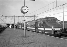 856626 Afbeelding van het electrische treinstel nr. 505 (mat. 1964, plan T) langs het perron van het N.S.-station Den ...